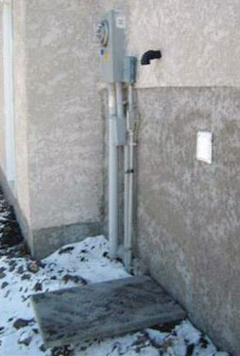 Photo of proper sump pump drainage for winter - Elbow connection to splashpad