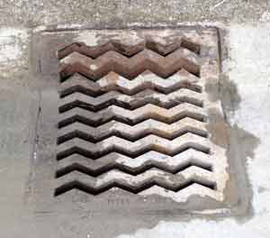 Roll-lip grate (jagged) photo